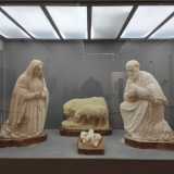 � la copia in scala ridotta della Nativit� in pietra calcarea pugliese realizzata nella prima met� del 500 da Paolo Catalano da Cassano. Un tempo presente qui, � ora conservata nella Pinacoteca di Bari